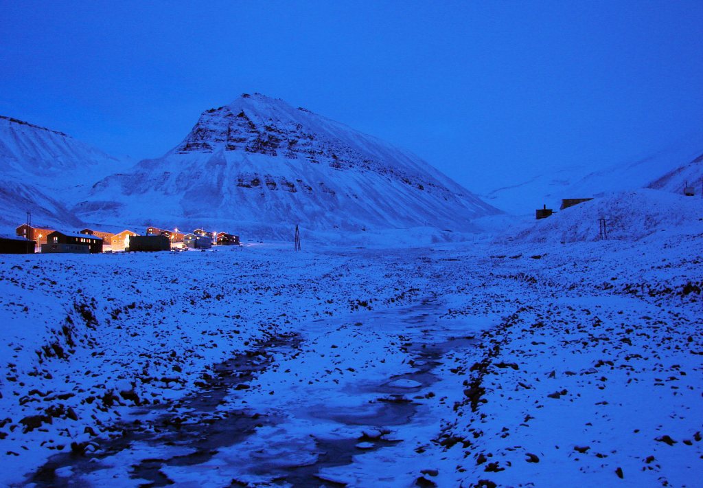 Characteristic nautical (blue) polar twilight in Longyearbyen, Svalbard, Norway. Bjørn Christian Tørrissen, CC BY-SA 3.0 